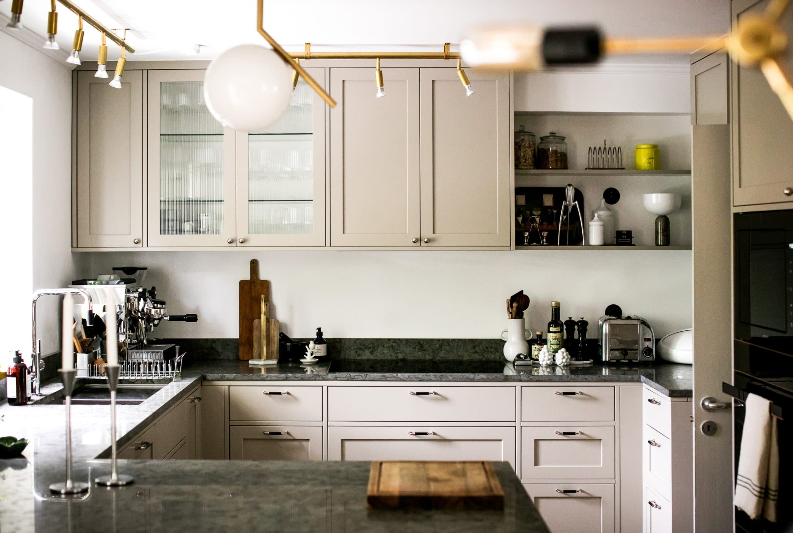 beige ikea kök med svart bänkskiva