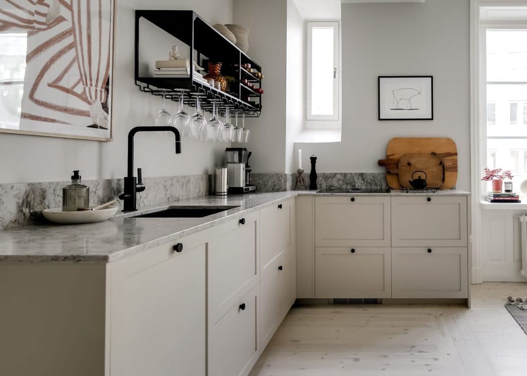 Beige köksluckor grå bänkskiva